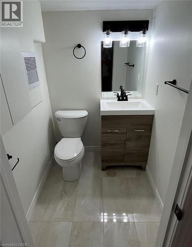 13 Stanley Street, Cambridge, ON - Indoor Photo Showing Bathroom