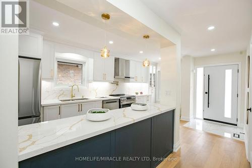 52 Foxacre Row, Brampton, ON - Indoor Photo Showing Kitchen With Upgraded Kitchen