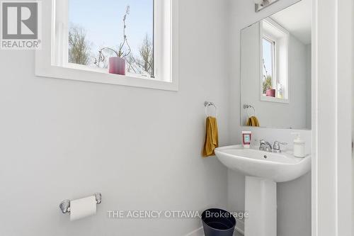 Powder room - 920 Nova Private, Ottawa, ON - Indoor Photo Showing Bathroom