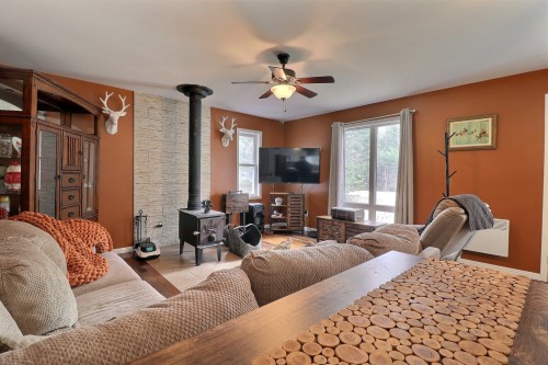 Salon - 257 Ch. Du Chevreuil-Blanc, Bowman, QC - Indoor Photo Showing Living Room
