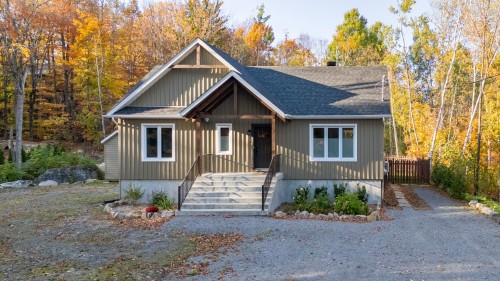 18 Rue Ogilvy E.  Saint-Hippolyte, QC J8A 3G2