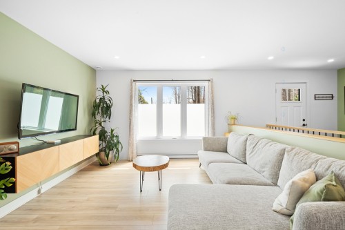 Living Room - 18 Rue Ogilvy E., Saint-Hippolyte, QC - Indoor Photo Showing Living Room