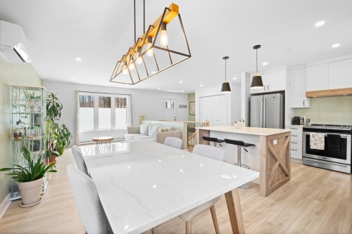 Dining Room - 18 Rue Ogilvy E., Saint-Hippolyte, QC - Indoor Photo Showing Kitchen With Upgraded Kitchen