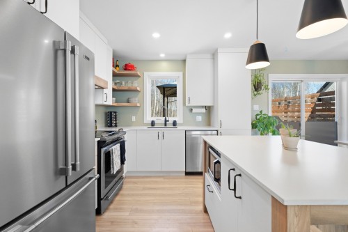 Kitchen - 18 Rue Ogilvy E., Saint-Hippolyte, QC - Indoor Photo Showing Kitchen With Upgraded Kitchen