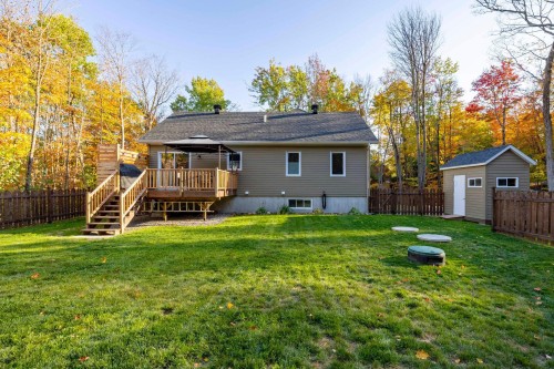 Courtyard - 18 Rue Ogilvy E., Saint-Hippolyte, QC - Outdoor