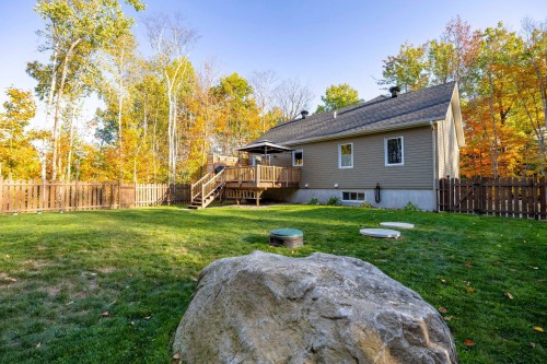 Courtyard - 18 Rue Ogilvy E., Saint-Hippolyte, QC - Outdoor