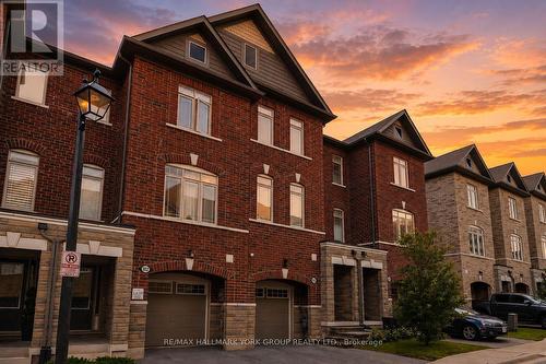 104 Gordon Circle, Newmarket, ON - Outdoor With Facade