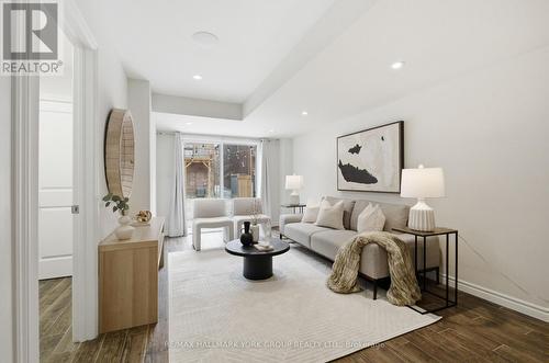104 Gordon Circle, Newmarket, ON - Indoor Photo Showing Living Room