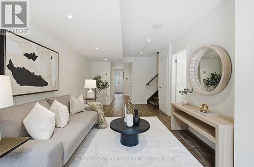 104 Gordon Circle, Newmarket, ON - Indoor Photo Showing Living Room
