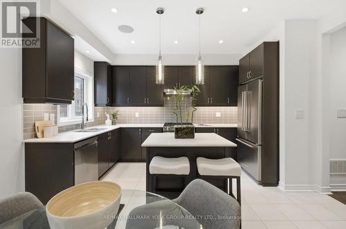 104 Gordon Circle, Newmarket, ON - Indoor Photo Showing Kitchen With Upgraded Kitchen