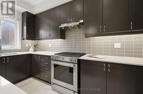 104 Gordon Circle, Newmarket, ON - Indoor Photo Showing Kitchen With Double Sink With Upgraded Kitchen