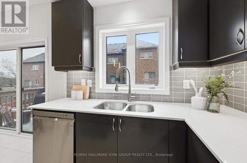 104 Gordon Circle, Newmarket, ON - Indoor Photo Showing Kitchen With Stainless Steel Kitchen With Double Sink With Upgraded Kitchen