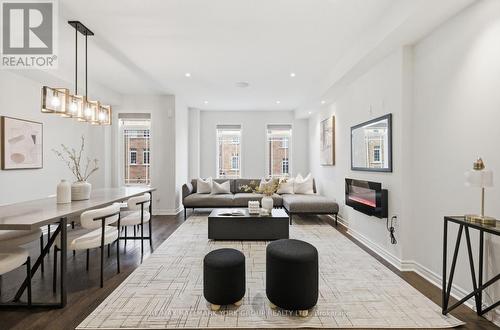 104 Gordon Circle, Newmarket, ON - Indoor Photo Showing Living Room