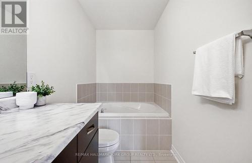 104 Gordon Circle, Newmarket, ON - Indoor Photo Showing Bathroom