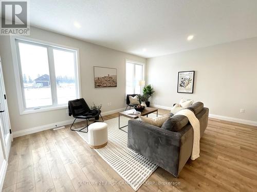 7 Postma Crescent, North Middlesex (Ailsa Craig), ON - Indoor Photo Showing Living Room