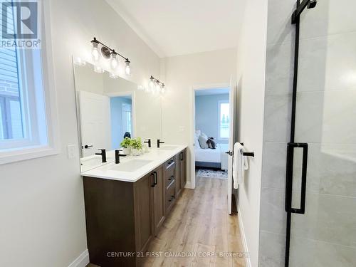 7 Postma Crescent, North Middlesex (Ailsa Craig), ON - Indoor Photo Showing Bathroom