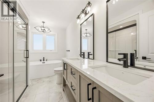 644 Ketter Way, Plympton-Wyoming, ON - Indoor Photo Showing Bathroom