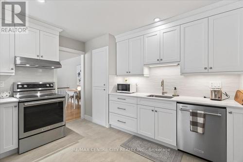 1102 Prince Philip Drive, London North (North M), ON - Indoor Photo Showing Kitchen