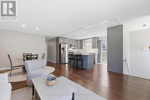 4113 Taffey Crescent, Mississauga, ON - Indoor Photo Showing Living Room