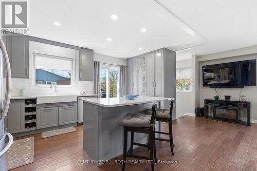 4113 Taffey Crescent, Mississauga, ON - Indoor Photo Showing Kitchen With Upgraded Kitchen