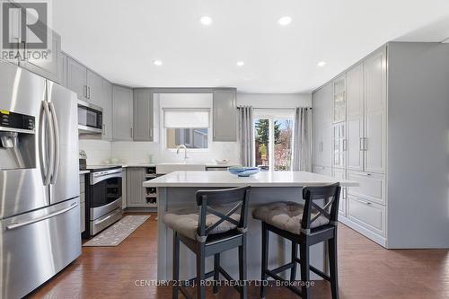 4113 Taffey Crescent, Mississauga, ON - Indoor Photo Showing Kitchen With Upgraded Kitchen