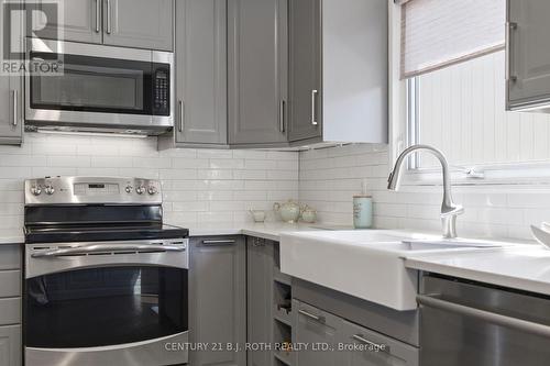 4113 Taffey Crescent, Mississauga, ON - Indoor Photo Showing Kitchen With Upgraded Kitchen