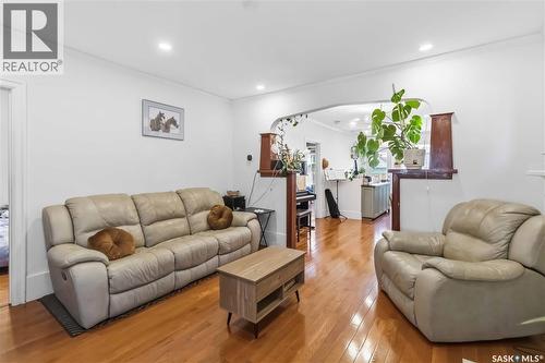 310 8Th Street E, Saskatoon, SK - Indoor Photo Showing Living Room
