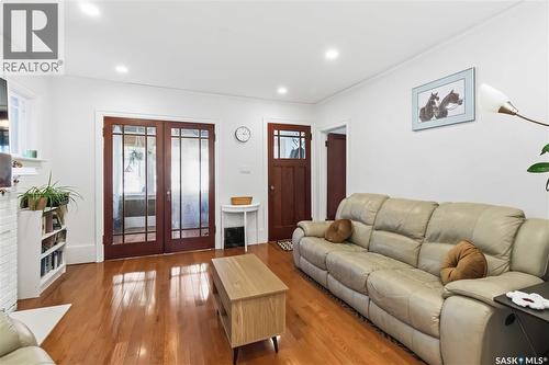 310 8Th Street E, Saskatoon, SK - Indoor Photo Showing Living Room