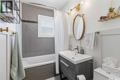 310 8Th Street E, Saskatoon, SK - Indoor Photo Showing Bathroom