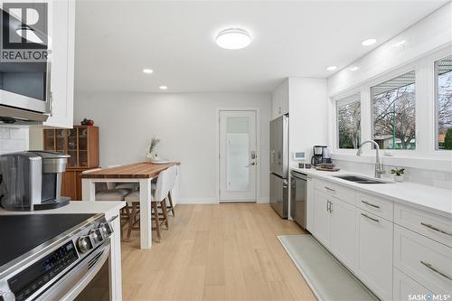425 Bate Crescent, Saskatoon, SK - Indoor Photo Showing Kitchen With Double Sink