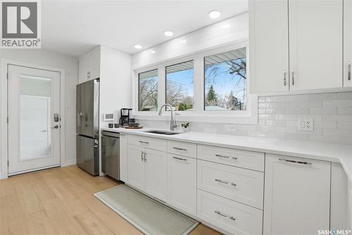 425 Bate Crescent, Saskatoon, SK - Indoor Photo Showing Kitchen