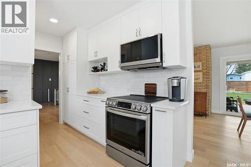 425 Bate Crescent, Saskatoon, SK - Indoor Photo Showing Kitchen