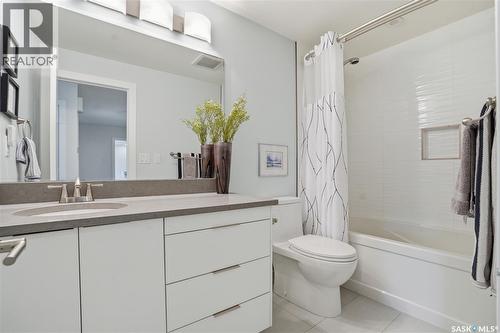 425 Bate Crescent, Saskatoon, SK - Indoor Photo Showing Bathroom