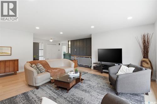 425 Bate Crescent, Saskatoon, SK - Indoor Photo Showing Living Room