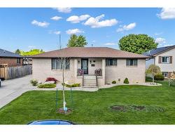 18 MARVIN GARDENS Amherstburg, ON N9V 3M8