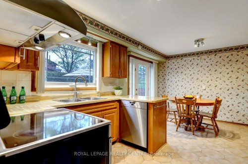 757 Damien Way, Mississauga, ON - Indoor Photo Showing Kitchen With Double Sink