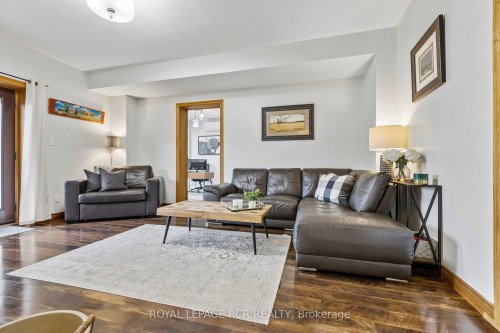 838 Queenston Road, Cambridge, ON - Indoor Photo Showing Living Room