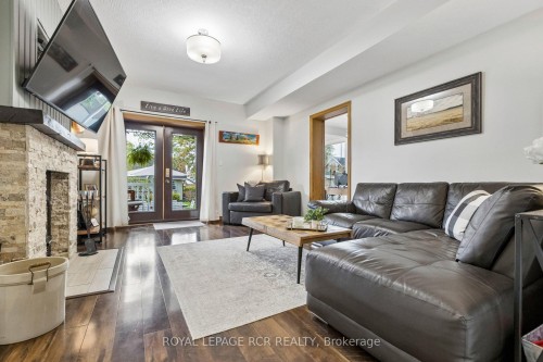 838 Queenston Road, Cambridge, ON - Indoor Photo Showing Living Room