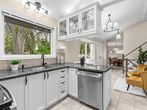 81 Cottonwood Drive, Toronto, ON - Indoor Photo Showing Kitchen With Upgraded Kitchen