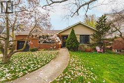 2143 DEYNCOURT Drive  Burlington, ON L7R 1W2