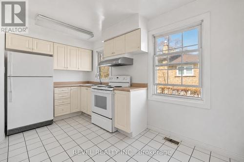 3524 Joan Drive, Mississauga, ON - Indoor Photo Showing Kitchen
