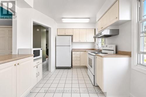 3524 Joan Drive, Mississauga, ON - Indoor Photo Showing Kitchen