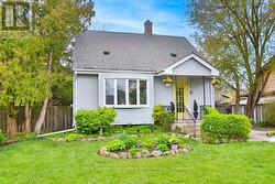 7 STEWART STREET Oakville (Co Central), ON L6K 1X3