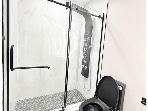 310 Dewe Avenue, Thunder Bay, ON - Indoor Photo Showing Bathroom