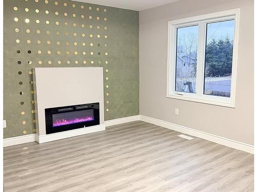 310 Dewe Avenue, Thunder Bay, ON - Indoor With Fireplace
