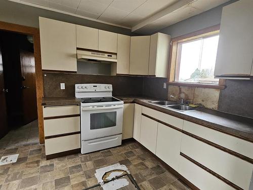 345 Ray Boulevard, Thunder Bay, ON - Indoor Photo Showing Kitchen With Double Sink