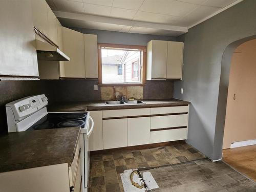 345 Ray Boulevard, Thunder Bay, ON - Indoor Photo Showing Kitchen With Double Sink