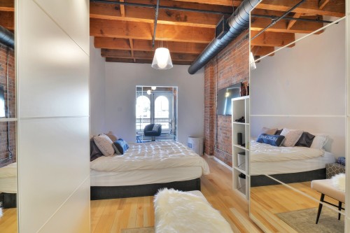 Penderie (Walk-in) - 505-65 Rue St-Paul O., Montréal (Ville-Marie), QC - Indoor Photo Showing Bedroom