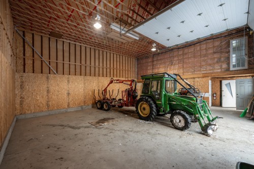 Garage - 2252 Rue Du Sud, Cowansville, QC - Indoor Photo Showing Garage