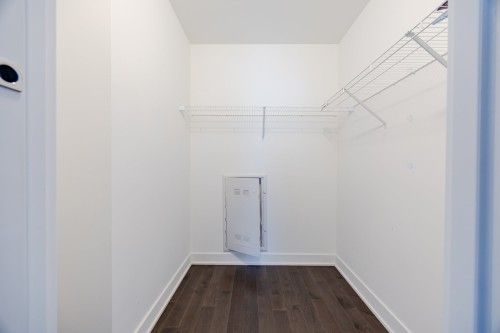 Penderie (Walk-in) - 303-1239 Rue Drummond, Montréal (Ville-Marie), QC 